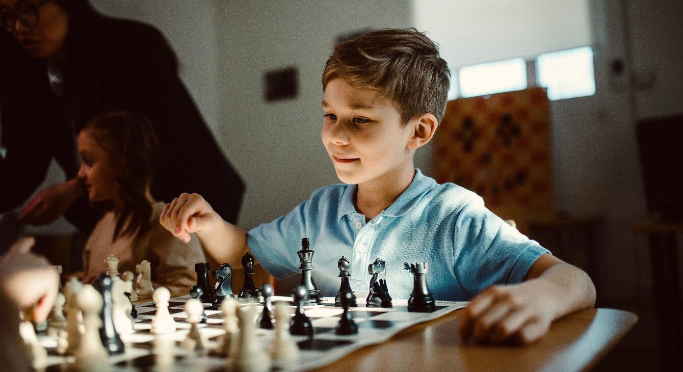 Enfant jouant aux échecs