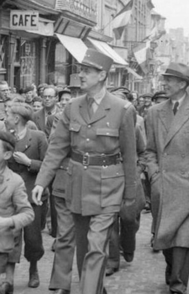 Le général De Gaulle visite Bayeux lors de la libération