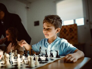 Enfant jouant aux échecs
