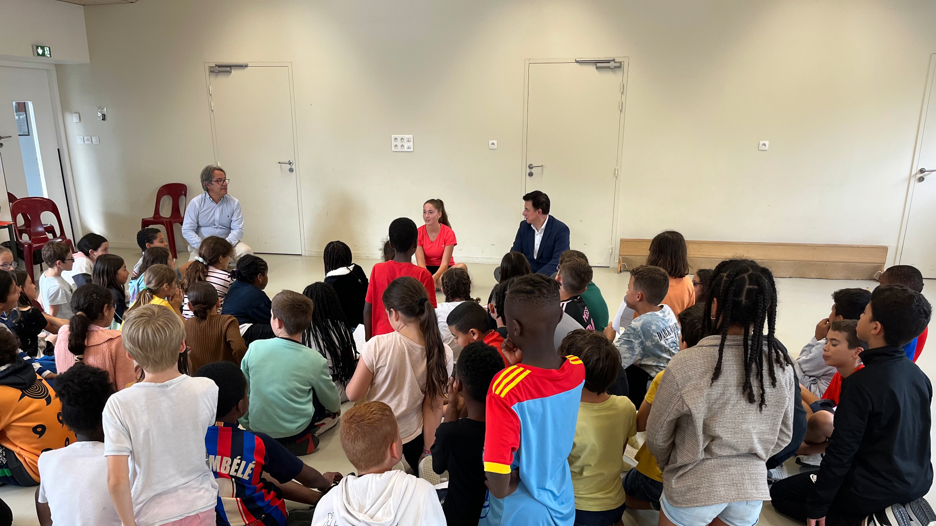 recteur Emmanuel Ethis et Romane Le Scour - championne de tennis de table, sont allés à la rencontre des élèves de l’école Le Chat Perché de Noyal-Châtillon-sur-Seiche