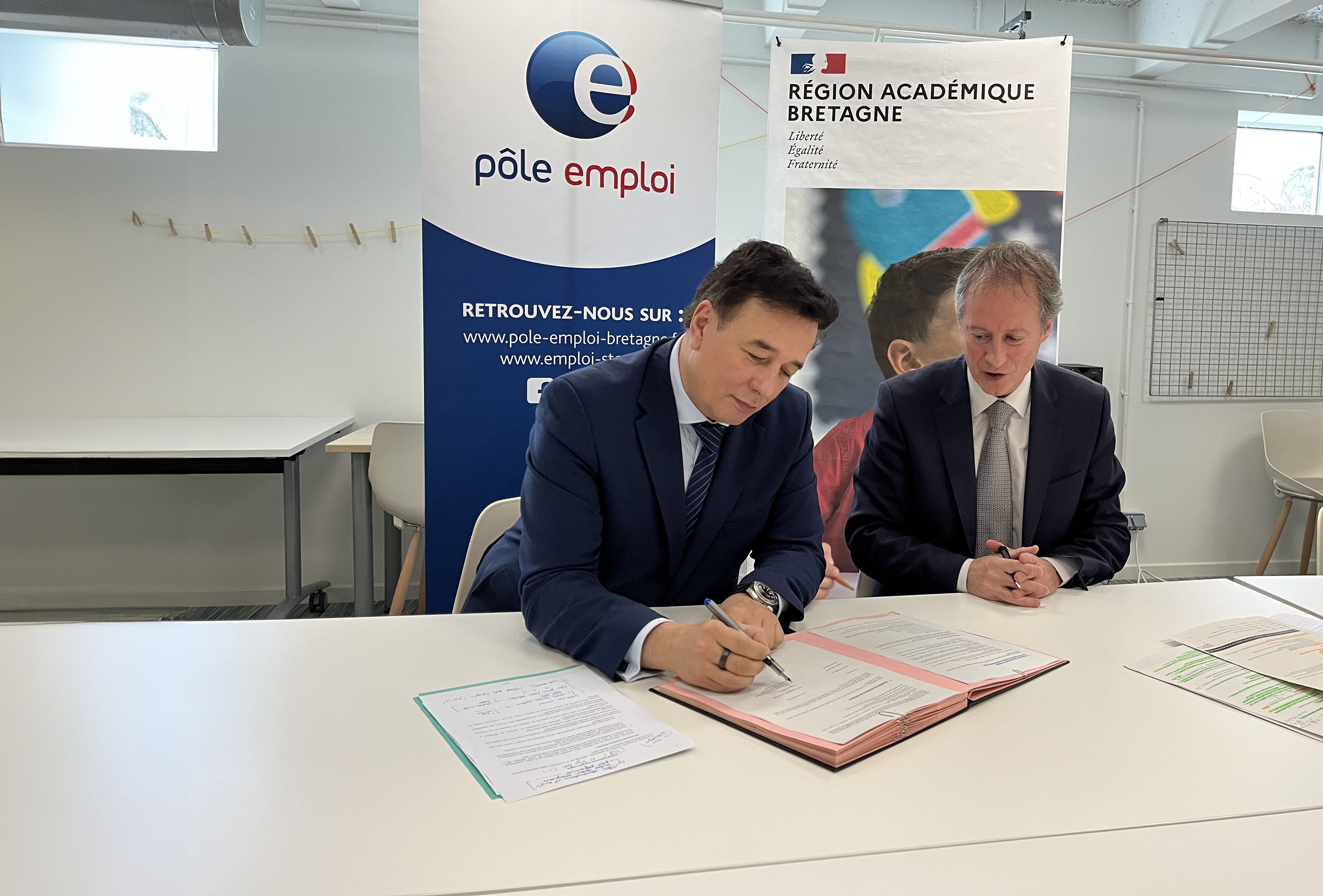 Signature de la convention par Emmanuel Ethis, Recteur de l'académie de Rennes, avec Pôle Emploi