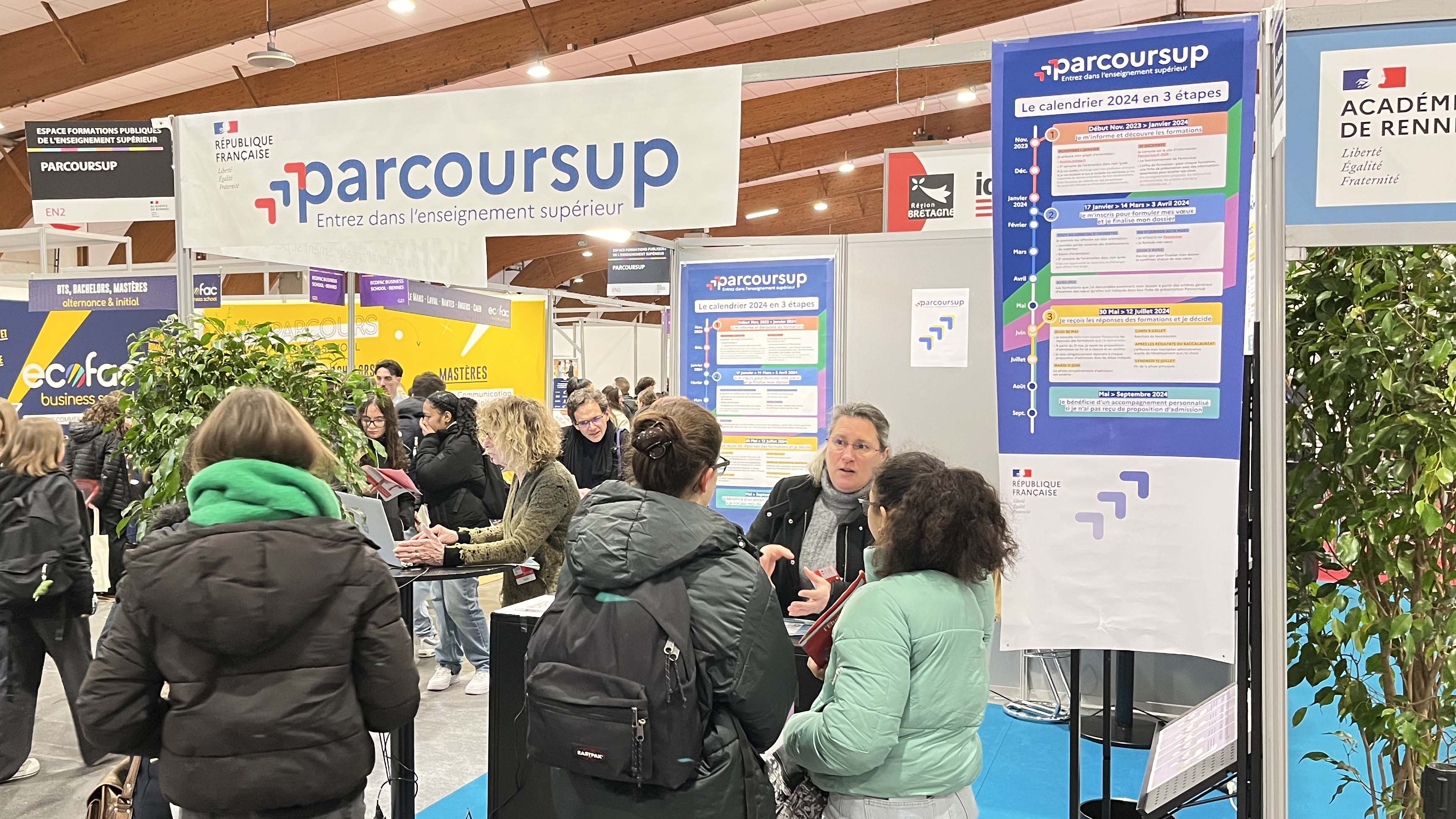 Des lycéens sur le stand Parcoursup au Salon du lycéen et de l'étudiant 2024