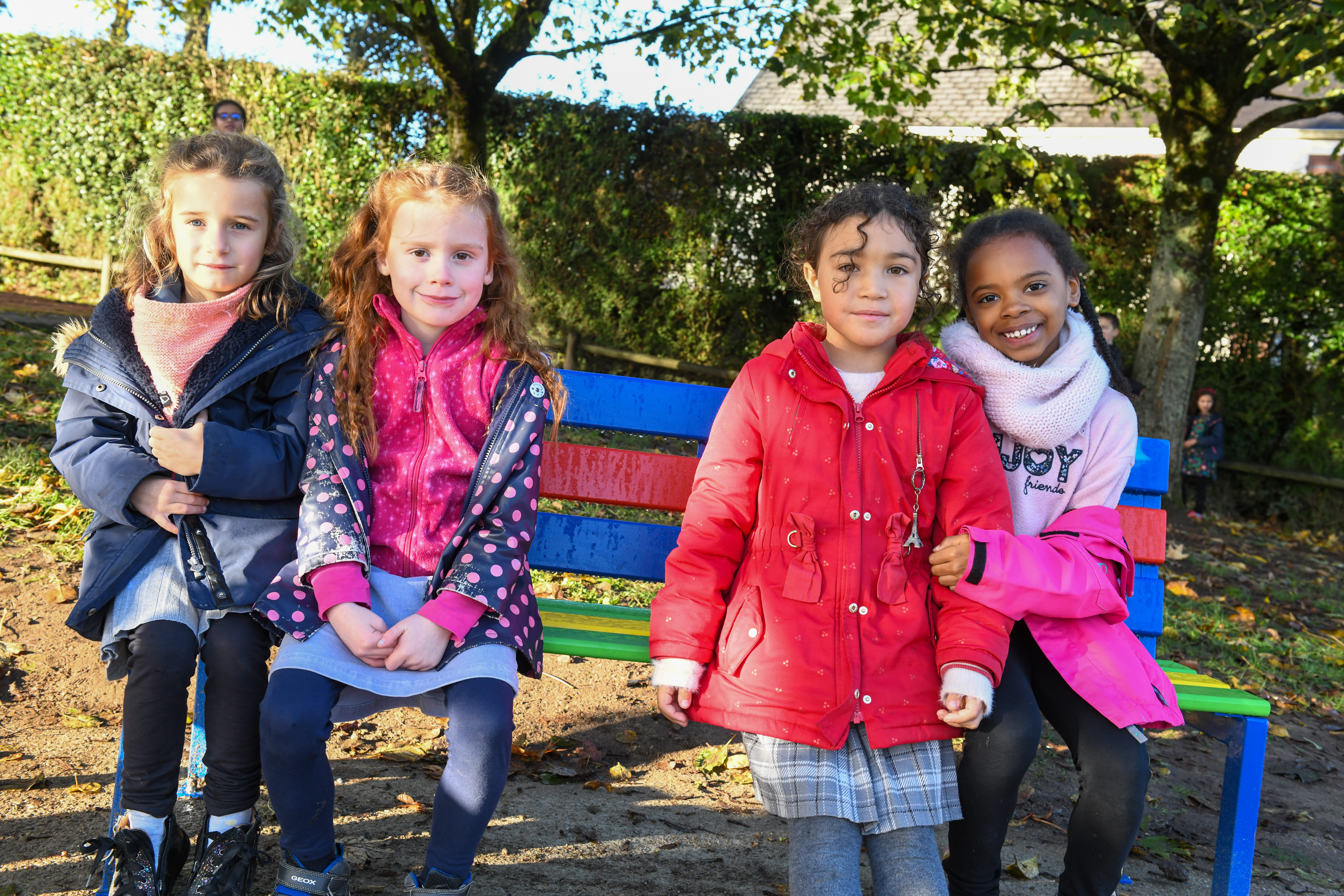 4 élèves assis sur un banc