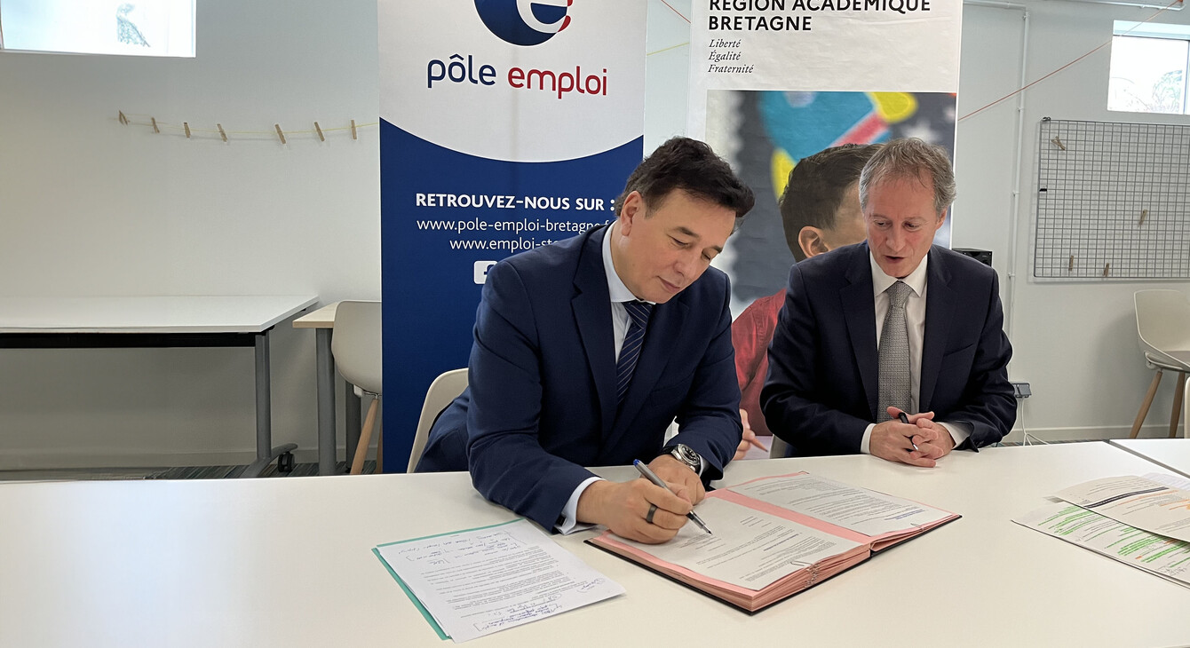Signature de la convention par Emmanuel Ethis, Recteur de l'académie de Rennes, avec Pôle Emploi