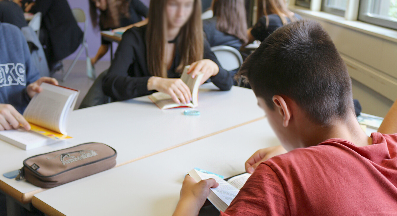 Des élèves en atelier lecture