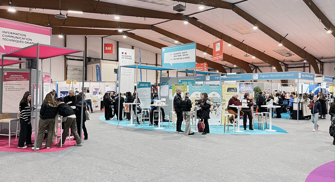 Espace des formations publiques au Salon du lycéen et de l'étudiant 2024