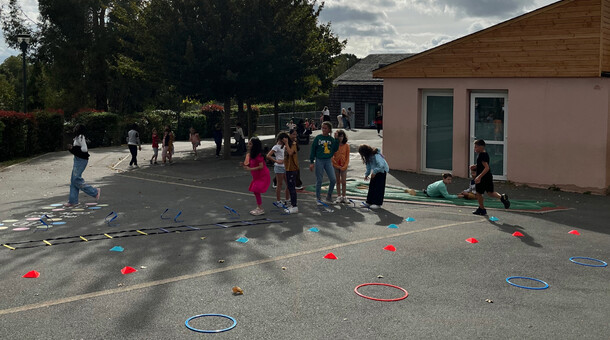 Découverte d’une séance APQ pendant la récréation avec un parcours au sol pour les élèves