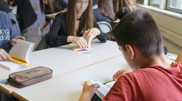 Des élèves en atelier lecture