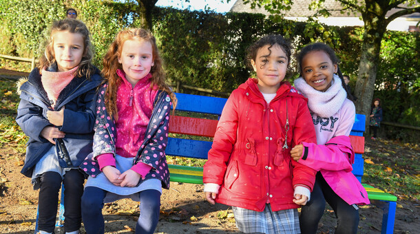 4 élèves assis sur un banc