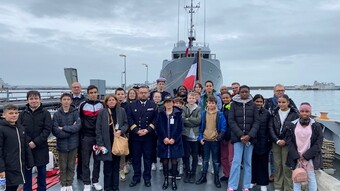 Photo des collègiens de Saint-Pol Roux de Brest sur le bâtiment école Léopard de la Marine nationale.