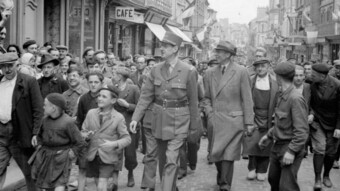 Le général De Gaulle visite Bayeux lors de la libération
