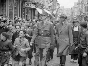 Le général De Gaulle visite Bayeux lors de la libération